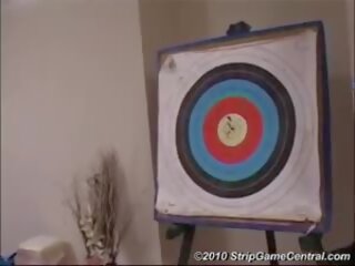 Demi & sarah jogar tira darts, grátis jogar on-line porcas vídeo mov | xhamster